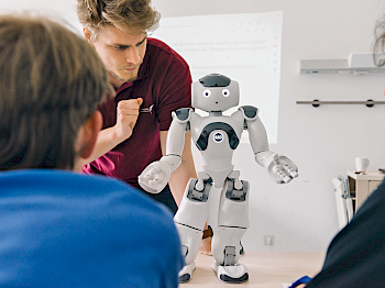 ROBOTIK ZUM ANFASSEN: Informatiker Alexander Linde lässt die Medizinstudierenden in seinem Workshop einmal selbst einen Roboter programmieren.