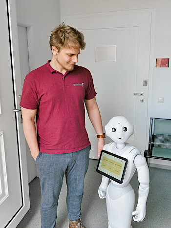 ALEXANDER LINDE bringt den Service-Roboter Pepper als Anschauungsmaterial mit in seinen Kurs.